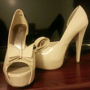 Cute and comfy nude heels