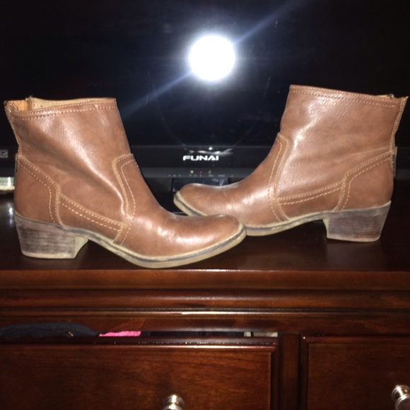 Super cute tan booties! 7.5