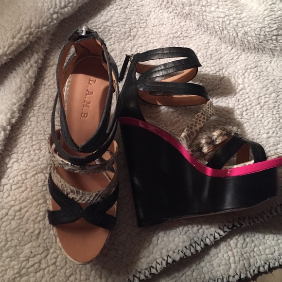 Black wedges with snake skin print and hot pink! - Picture 2 of 4