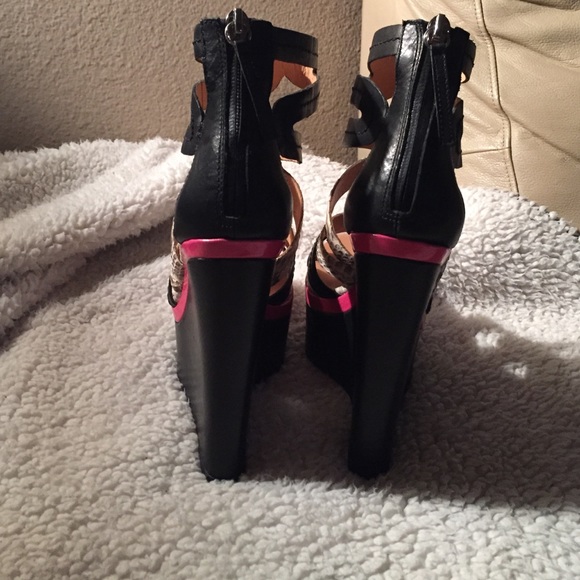 Black wedges with snake skin print and hot pink! - Picture 3 of 4
