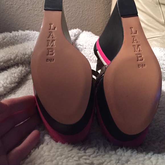 Black wedges with snake skin print and hot pink! - Picture 4 of 4