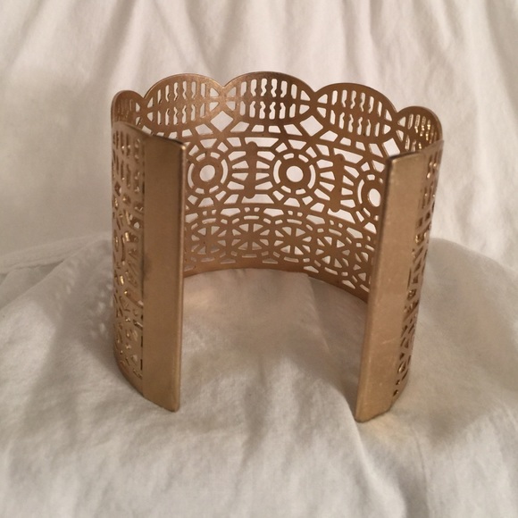Large Frosted Gold-tone Cuff - Picture 4 of 4