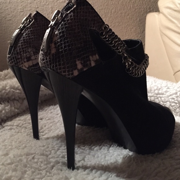 Black& grey snake skin peep toes w/silver chain - Picture 2 of 4