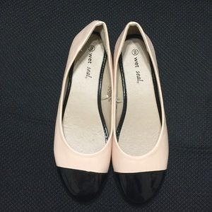 Leather flats with black tips