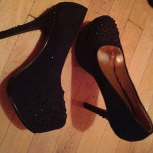 Black gem studded heals