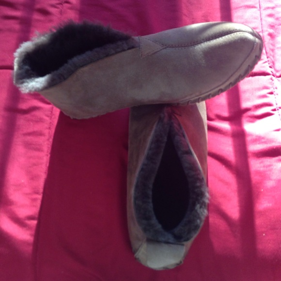 LL Bean Men's Slippers. Dark brown. Fuzzy.