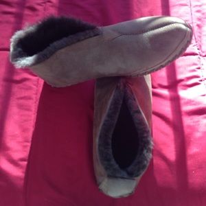 LL Bean Men's Slippers. Dark brown. Fuzzy.