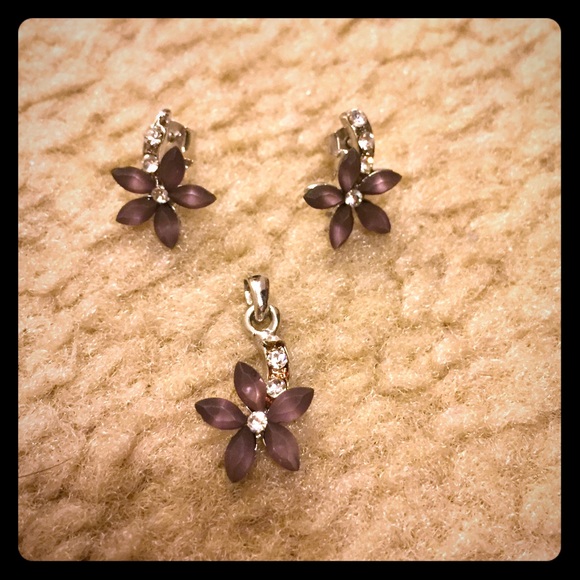 Super pretty purple flower pendant & earring set