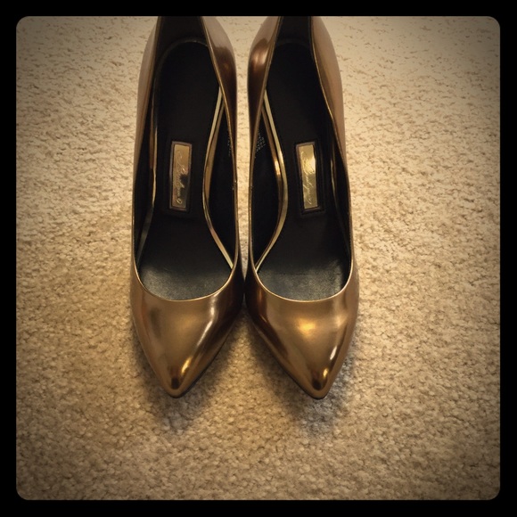 Chic Gold Pumps