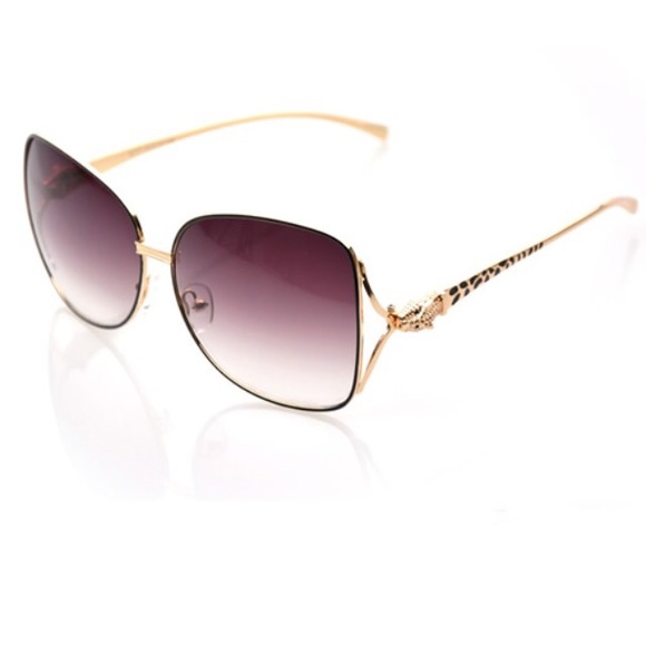 Accessories - 🎀NEW🎀 Black and Gold Sunglasses