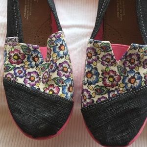TOMS denim and flowers classic style 5.5Y or 8 US