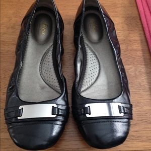 Bass flex fit black leather flats size 9.