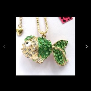 Gina's closet shiny crystalgoldfishpendantNecklace