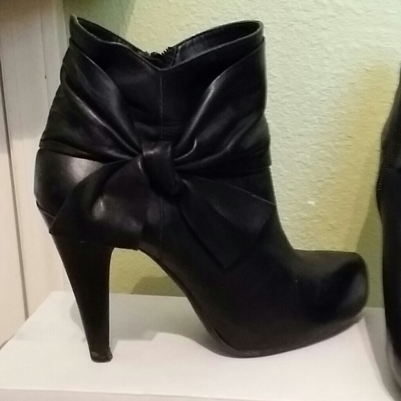 Buttery soft leather GIANNI BINI BOOTY!!