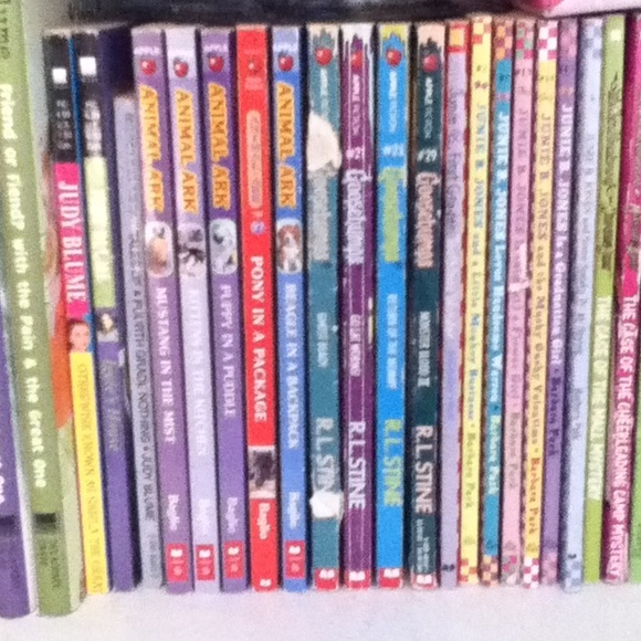 Over 1,000 books to sell. - Picture 2 of 4