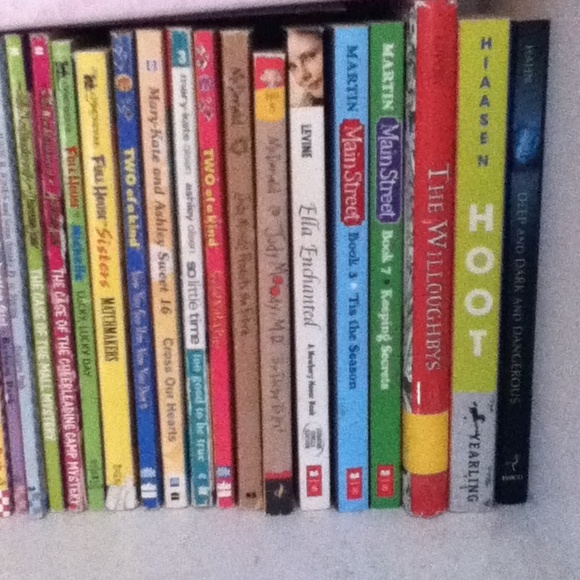 Over 1,000 books to sell. - Picture 3 of 4