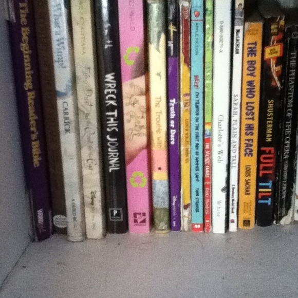 Over 1,000 books to sell. - Picture 4 of 4