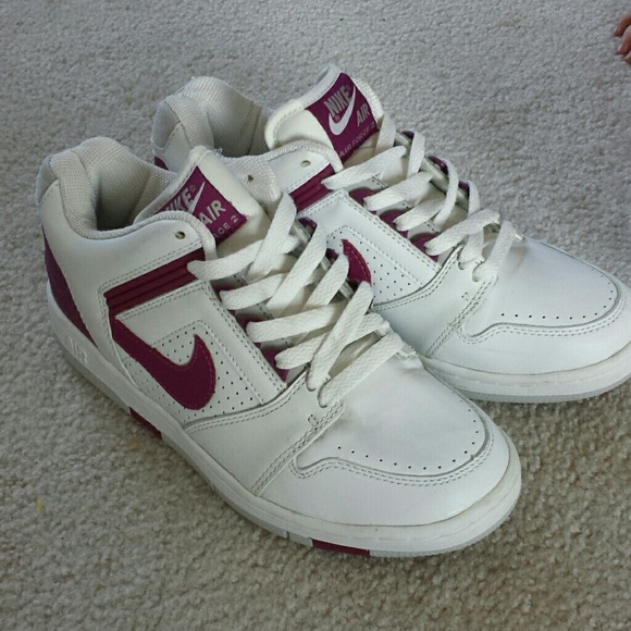 Woman's Nike shoes size 9