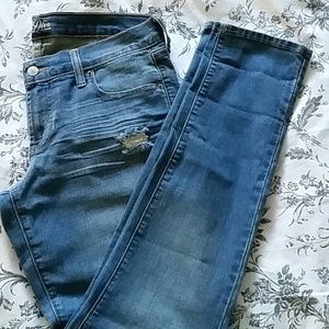 Distressed skinny jeans