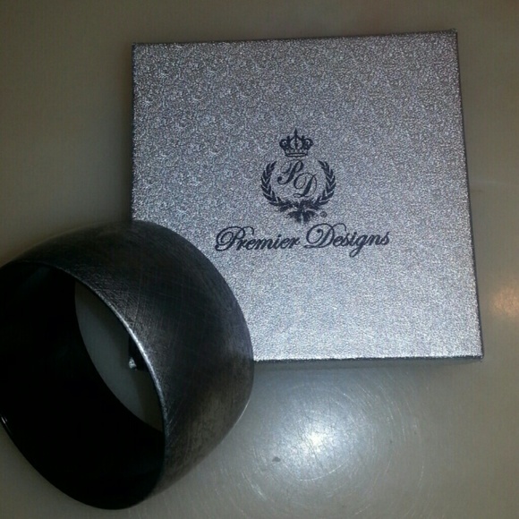 Premier Designs bangle bracelet
