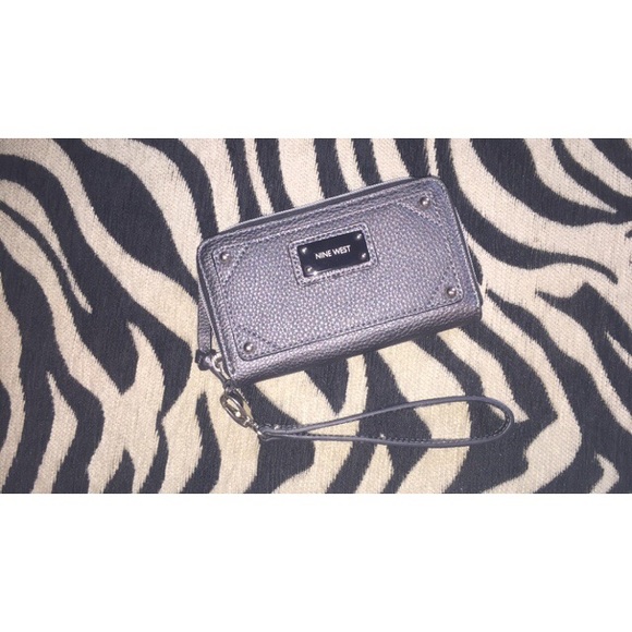 Nine West wristlet 👛