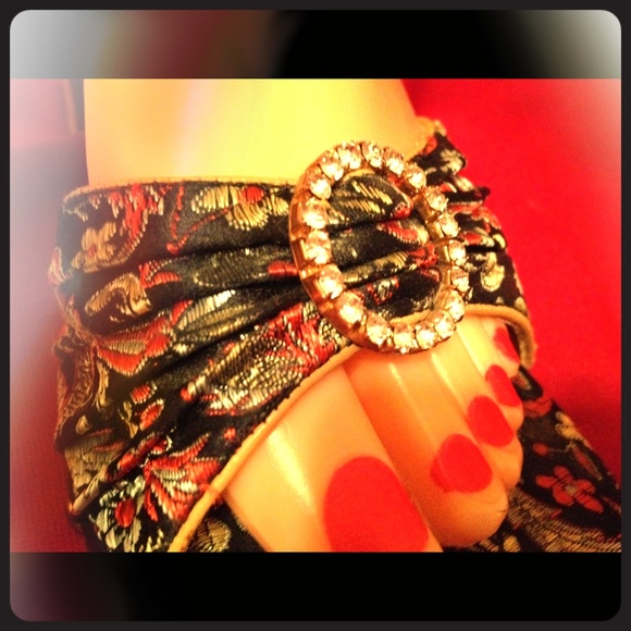 Splash paisley slides w/rhinestone accent 8.5