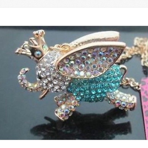 Crystal  flying elephant necklace - Picture 3 of 4