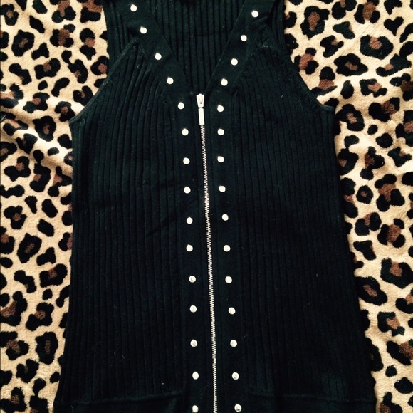 Sleeveless sweater top