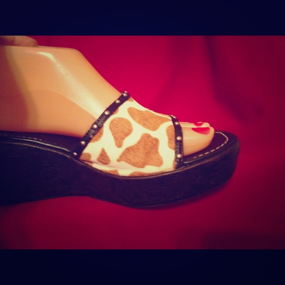 Yellow box giraffe print slides