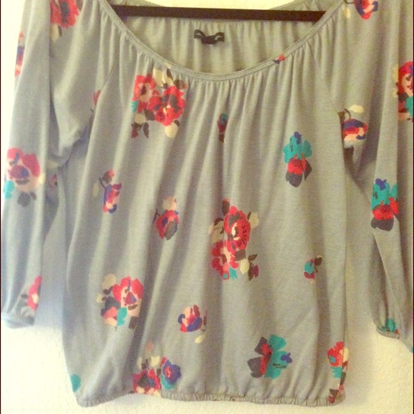 AE off the shoulder 3/4 sleeve tee