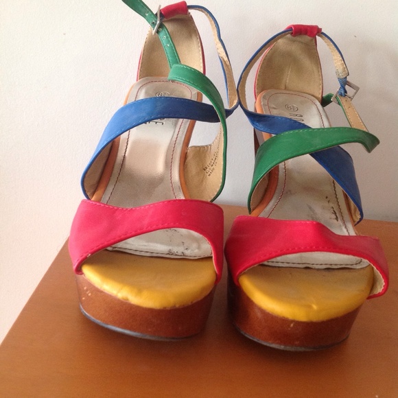 Beautiful wedges.size 8 1/2 - Picture 2 of 4