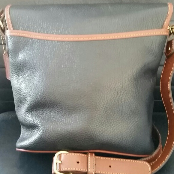 COACH OVER THE SHOULDER HANDBAG. - Picture 2 of 3