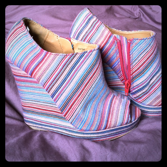 Open toe, cute bootie heels!