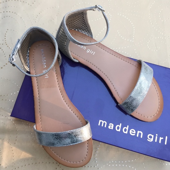 🚫SOLD🚫Madden Girl Silver Laser Cut Ankle Sandals - Picture 3 of 4
