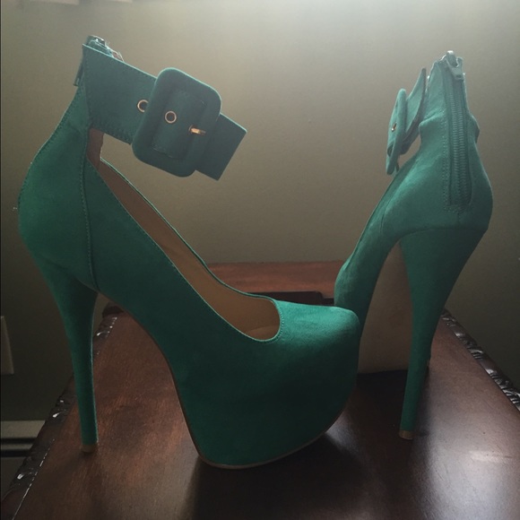 Beautiful teal pumps