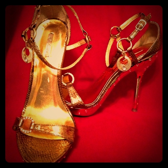 Super glamorous gold stilettos