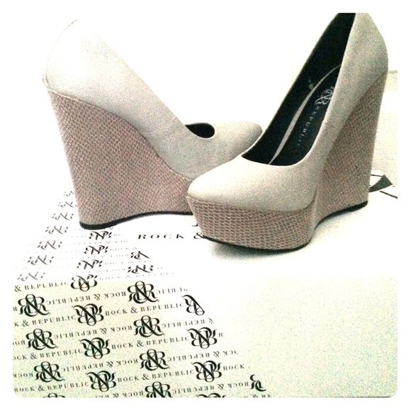 Grey leather wedges
