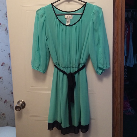 Adorable chiffon dress. Medium
