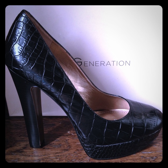 BCBG Generation Crocodile Look Leather Pumps/Heels