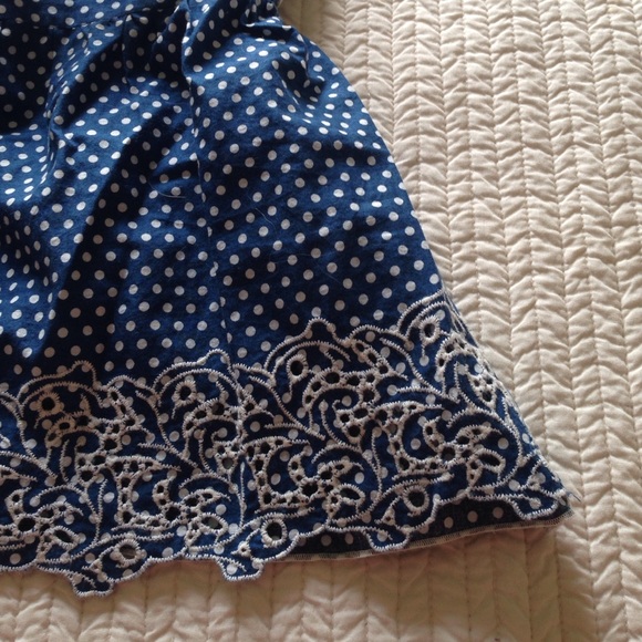 •Eyelet-Detail Top• - Picture 4 of 4