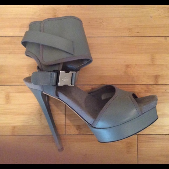 Gorgeous Gucci sandal grey leather size 39 - Picture 2 of 4