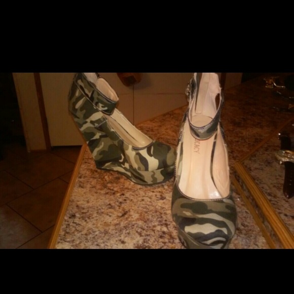 Camouflage wedges