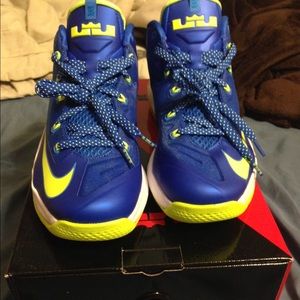 Dead stock Lebron 11 low "Sprites" Sz 9.5