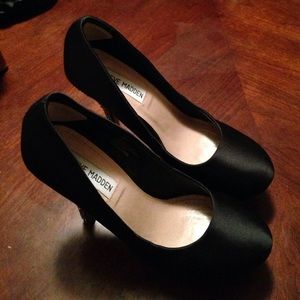 Black round tie satin heels