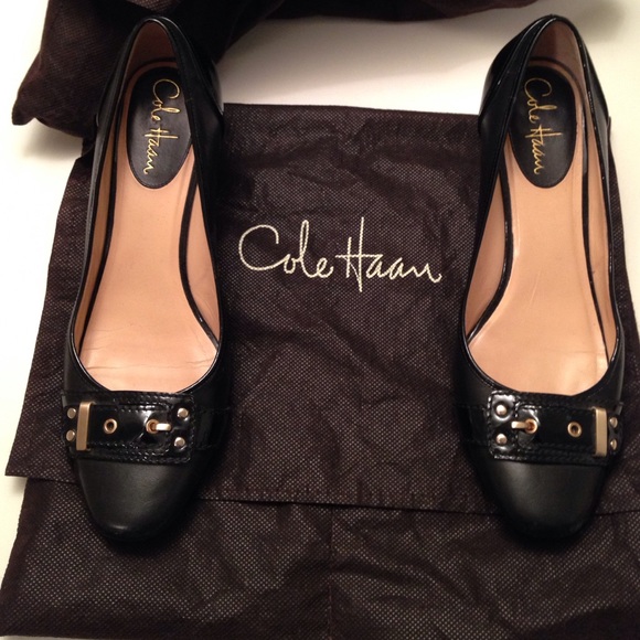 Black pumps
