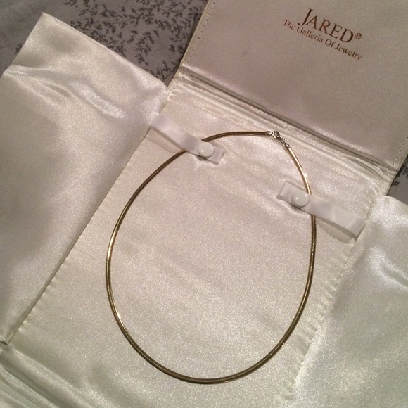 Two tone 10K (8 grams t. w.) fancy 16" necklace.