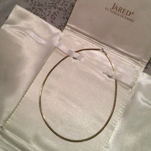 Two tone 10K (8 grams t. w.) fancy 16" necklace.