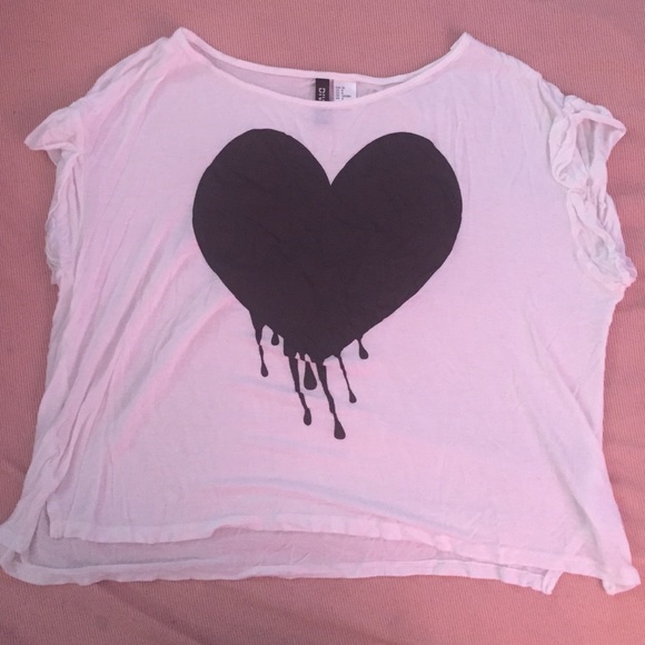 tshirt with black melting heart on it
