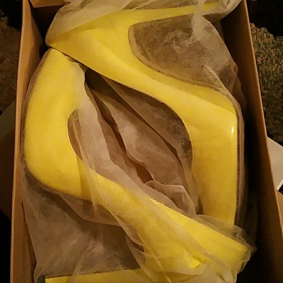 Yellow Pumps - Picture 3 of 3