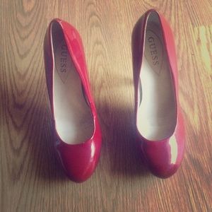Guess pumps